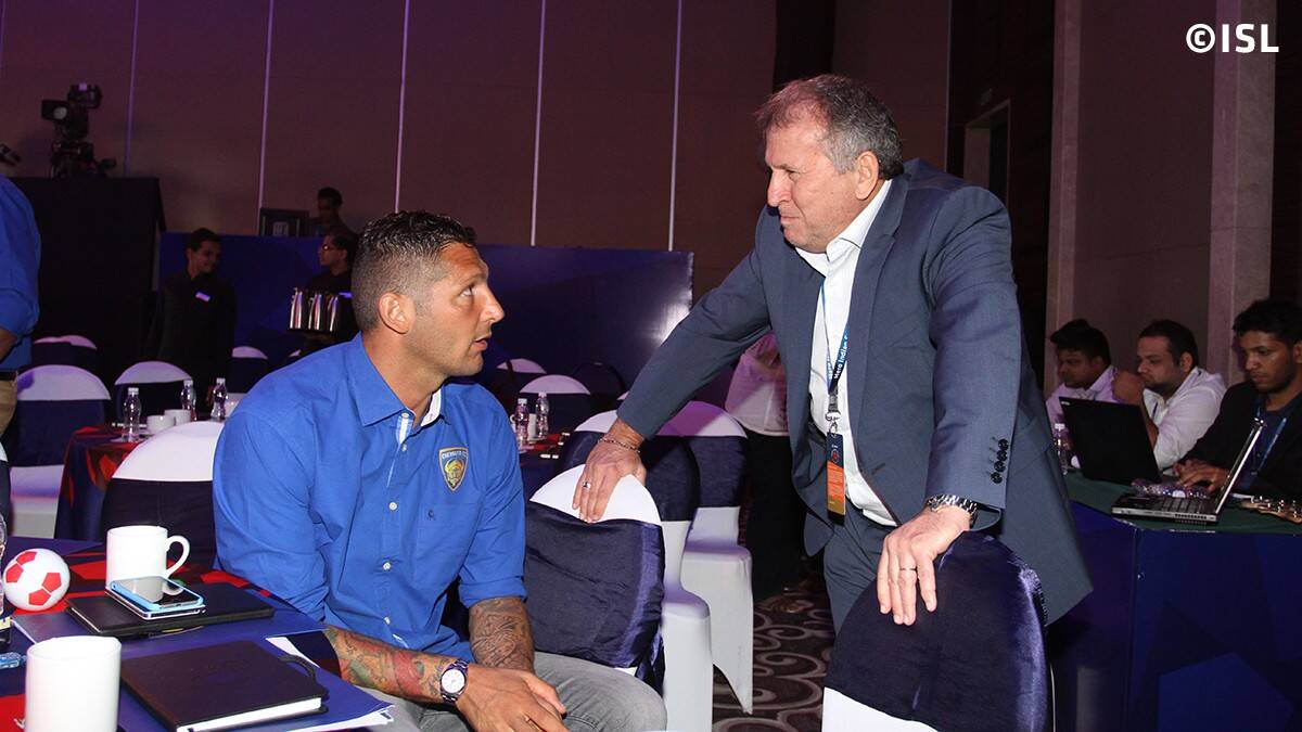 Zico conversa com Materazzi durante draft da Super Liga da Índia. Foto: Divulgação/ISL