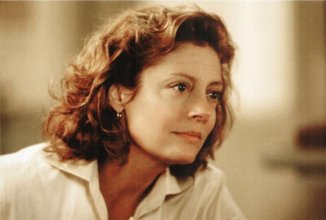 Outro papel de destaque foi no filme “Lado a Lado” como Jackie Harrison, uma mãe divorciada que inicialmente é contra a nova namorada de seu ex-marido, Isabel Kelly, interpretada por Julia Roberts. Entretanto, o diagnóstico de que Jackie está com câncer terminal muda tudo.
 Reprodução: Flipar