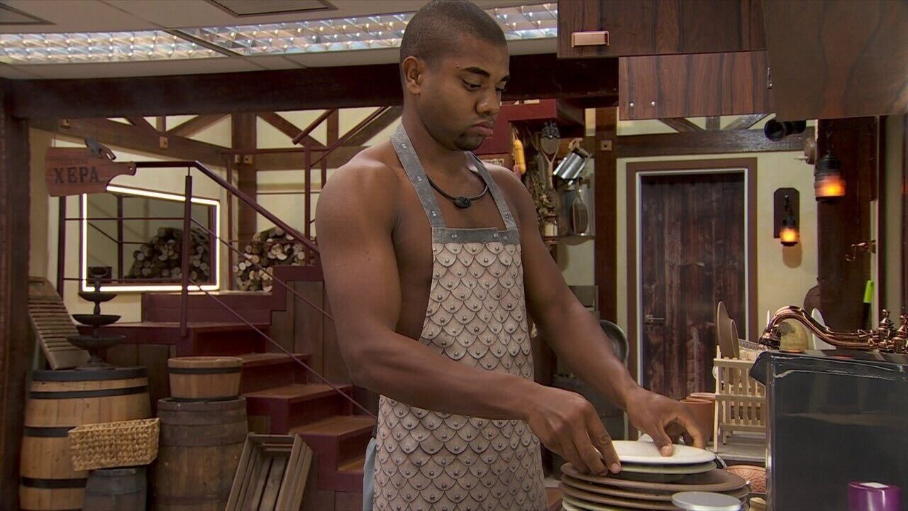 1- Café gelado: o participante Davi adotou o hábito de cozinhar para todos da casa sem que lhe fosse solicitado. Em determinada ocasião, o brother causou revolta ao preparar o café da manhã de todos às 5h. Obviamente, a maioria dos colegas ainda estava dormindo e só levantaria horas depois, fazendo com que a comida já estivesse murcha e gelada. Davi foi sem noção ao gastar o alimento racionado dos outros. Reprodução