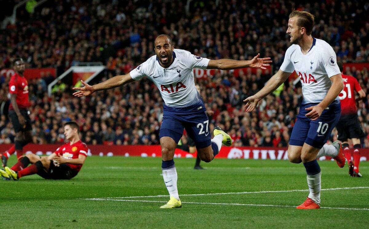 Lucas Moura corre ao lado de Harry Kane para comemorar um de seus dois gols na vitória do Tottenham sobre o Manchester United