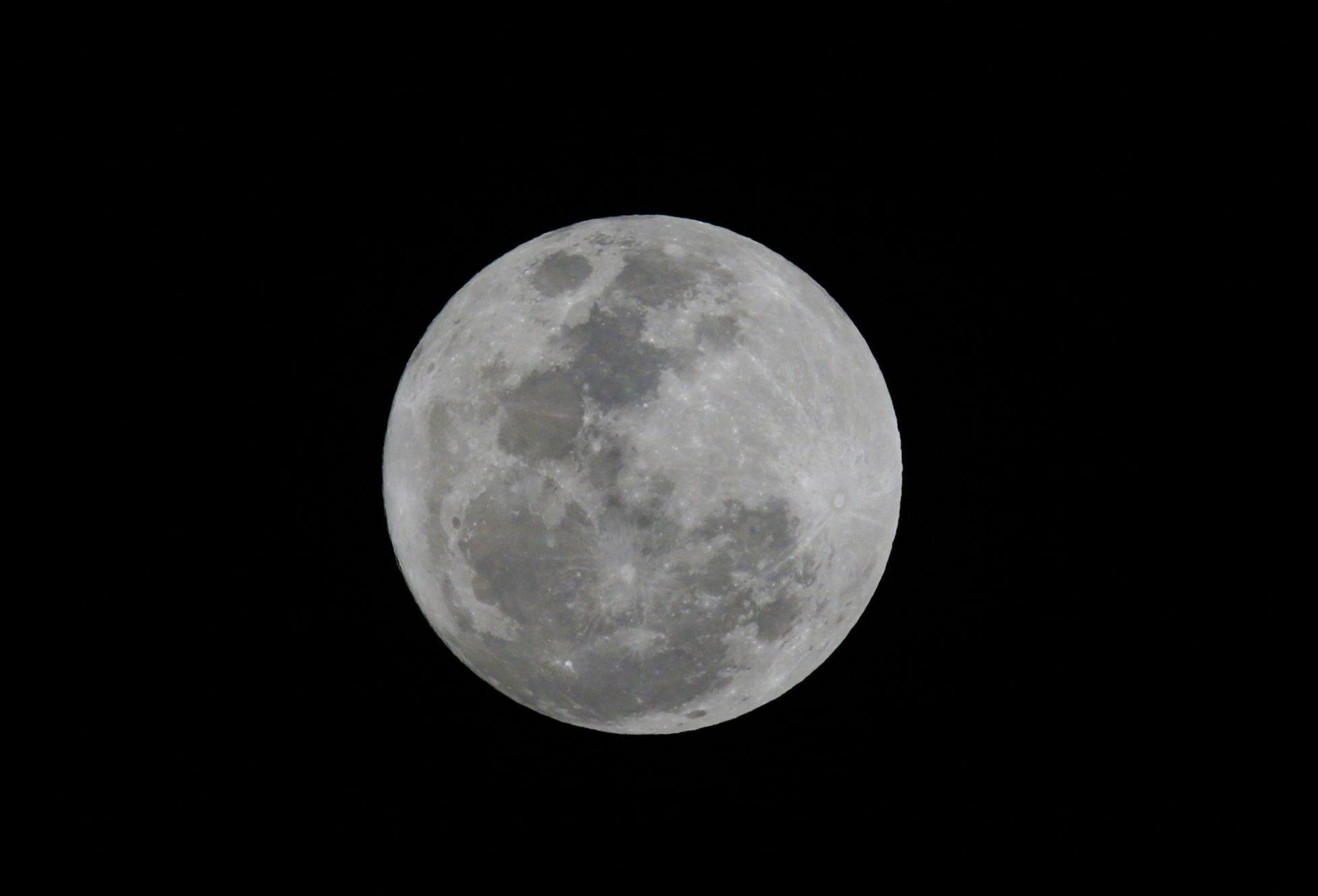 Superlua azul vista em São Paulo, em 30/08/2023 Paulo Pinto/Agência Brasil