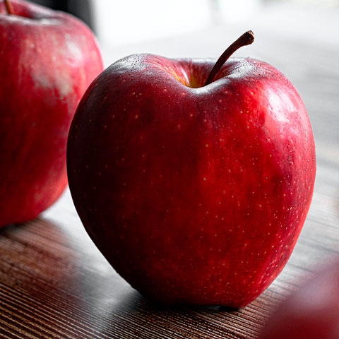 Todas as frutas são ótimas fontes, porém a laranja e a maçã têm destaque por fornecerem ácido fólico, que combate sintomas depressivos. A laranja também tem vitamina C, garantindo energia e reduzindo o estresse.  Reprodução: Flipar