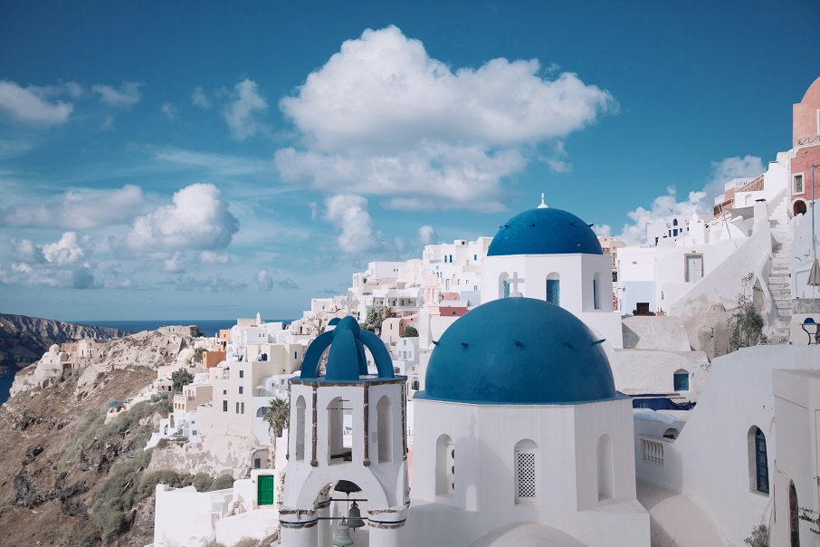 Igrejas características da Ilha de Santorini,a na Grécia.. Foto: Pexels