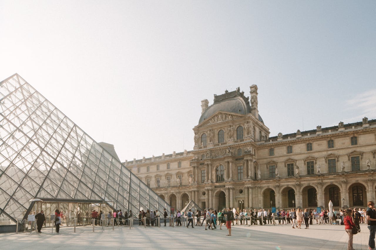 Museu do Louvre: Lar da Mona Lisa e de inúmeras obras-primas, o Louvre é o maior museu do mundo e um verdadeiro tesouro artístico.  Lina Kivaka/Pexels