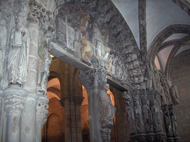 PÓRTICO DA GLÓRIA - SANTIAGO DE COMPOSTELA, ESPANHA - Faz parte da famosa da catedral da cidade e possui  esculturas góticas. A estrutura de três arcos foi encomendada pelo rei Fernando II da Galiza e Leão com uma cripta, que simboliza o mundo terreal Reprodução: Flipar