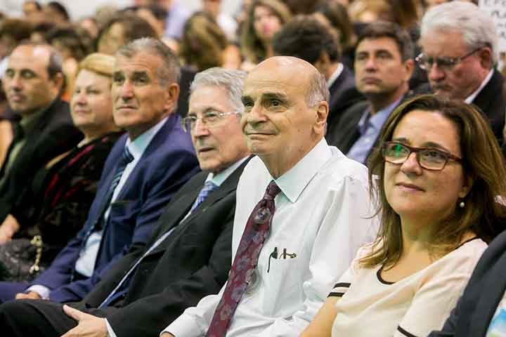 Médico oncologista formado pela USP, onde foi aprovado em segundo lugar no vestibular, ele se destaca não apenas pela carreira acadêmica e hospitalar, mas também pela capacidade de traduzir temas complexos da saúde em linguagem acessível, tornando-se uma das principais referências na popularização da informação médica no país.
 Reprodução: Flipar