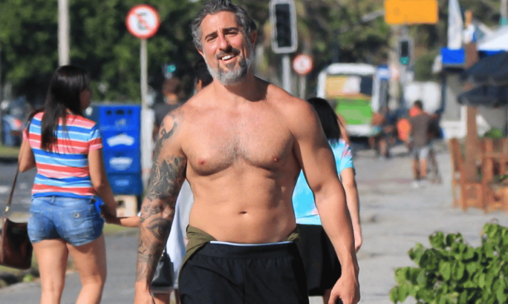 Marcos Mion, de 45 anos, não atingiu a idade para ser um DILF completo, mas possui todas as características e sempre arranca suspiros de seus seguidores Reprodução