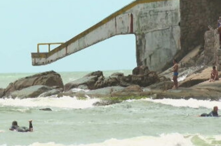 Os guarda-vidas pedem que as pessoas resistam à tentação de fazer fotos nas pedras, à beira do mar. Muitas querem fazer selfies para postar nas redes sociais, mas acabam sendo levadas pelas ondas. Reprodução: Flipar