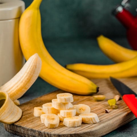 Banana e abacate - Banana é rica em potássio, carboidrato e magnésio, além de fonte de vitamina B6. Isso ajuda a ter um sono tranquilo e diminuir a ansiedade, assim como o abacate. Reprodução: Flipar