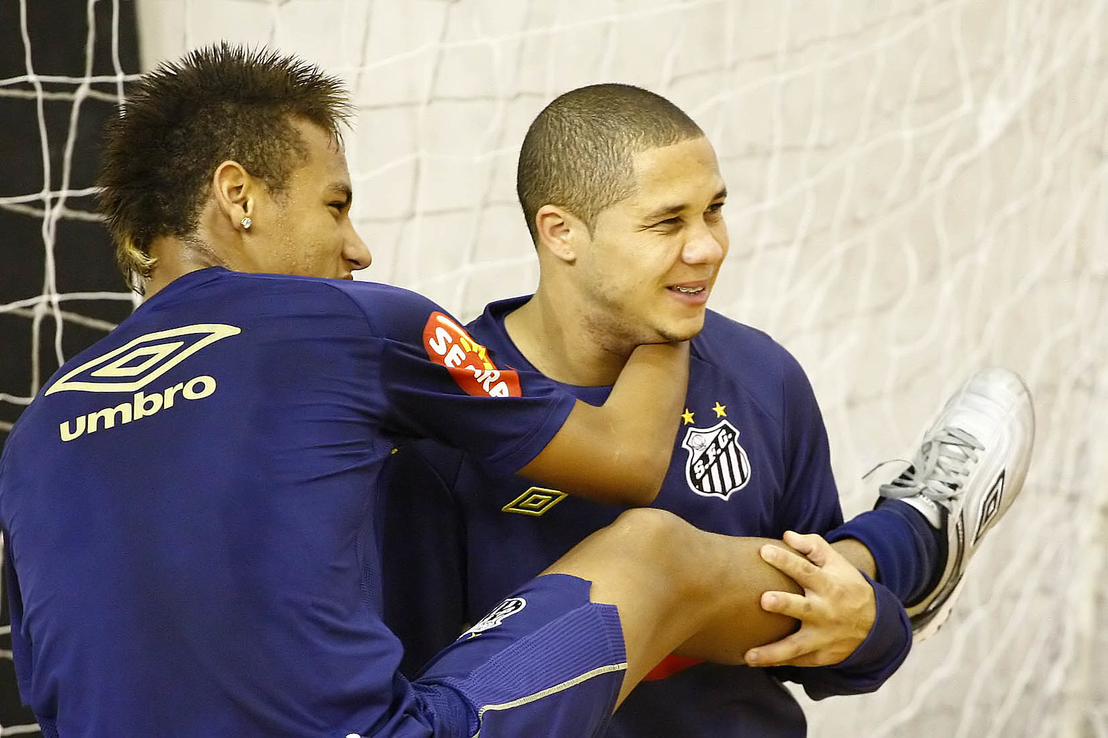 Neymar e Madson. Foto: RICARDO SAIBUN/ SANTOS FC