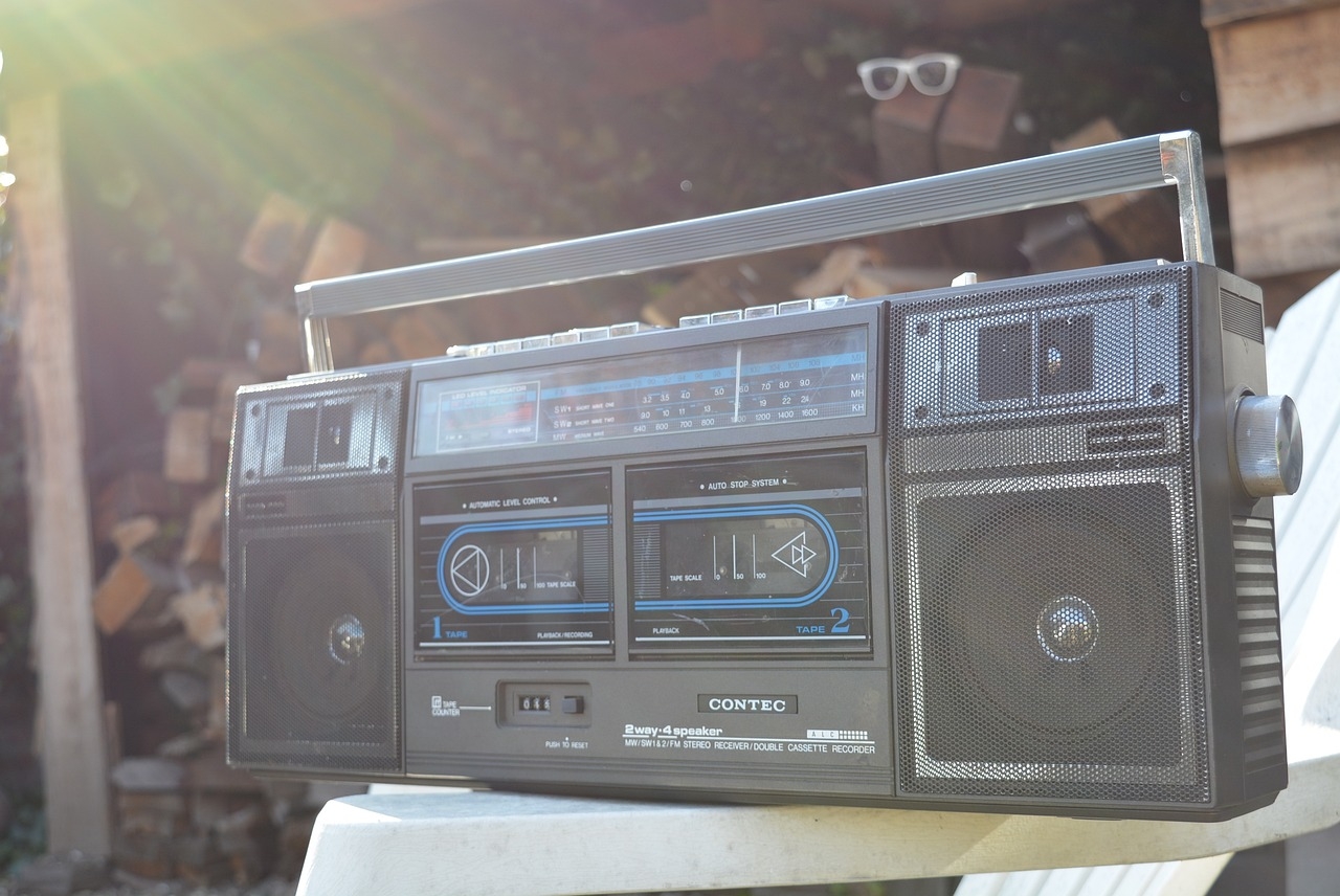 A popularização do rádio no Brasil coincidiu com o crescimento da programação profissionalizada, com a contratação de artistas e a introdução de novos formatos, como programas de auditório e radionovelas. O rádio tornou-se uma importante ferramenta de comunicação e entretenimento no país. Reprodução: Flipar
