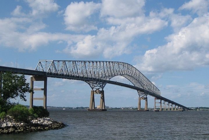 Inaugurada em 1977, a ponte Francis Scott Key era uma via importante na região justamente por atravessar o rio Patapsco, perto do porto de Baltimore. Reprodução: Flipar