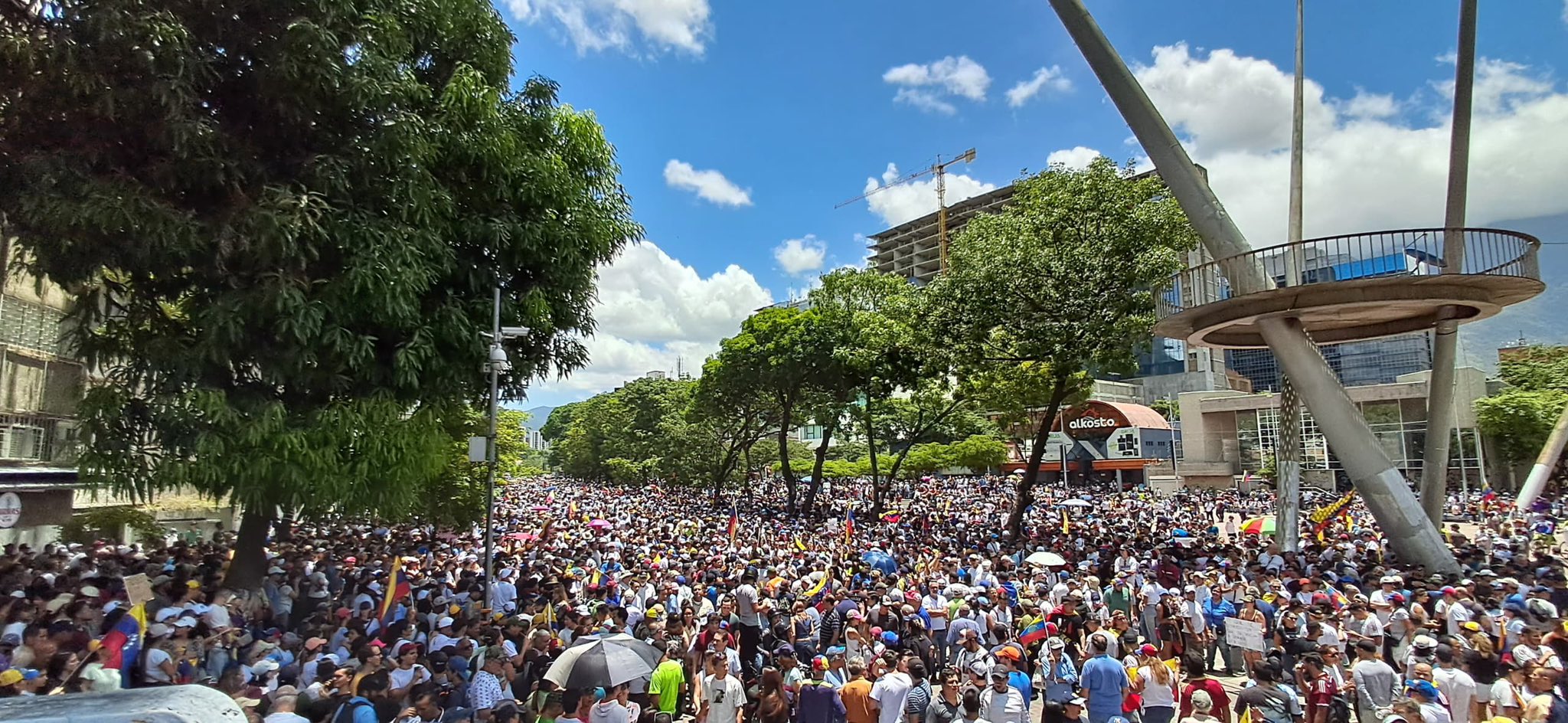 Protestos contra Madur explodem em Caracas, Venezuela reprodução / Twitter