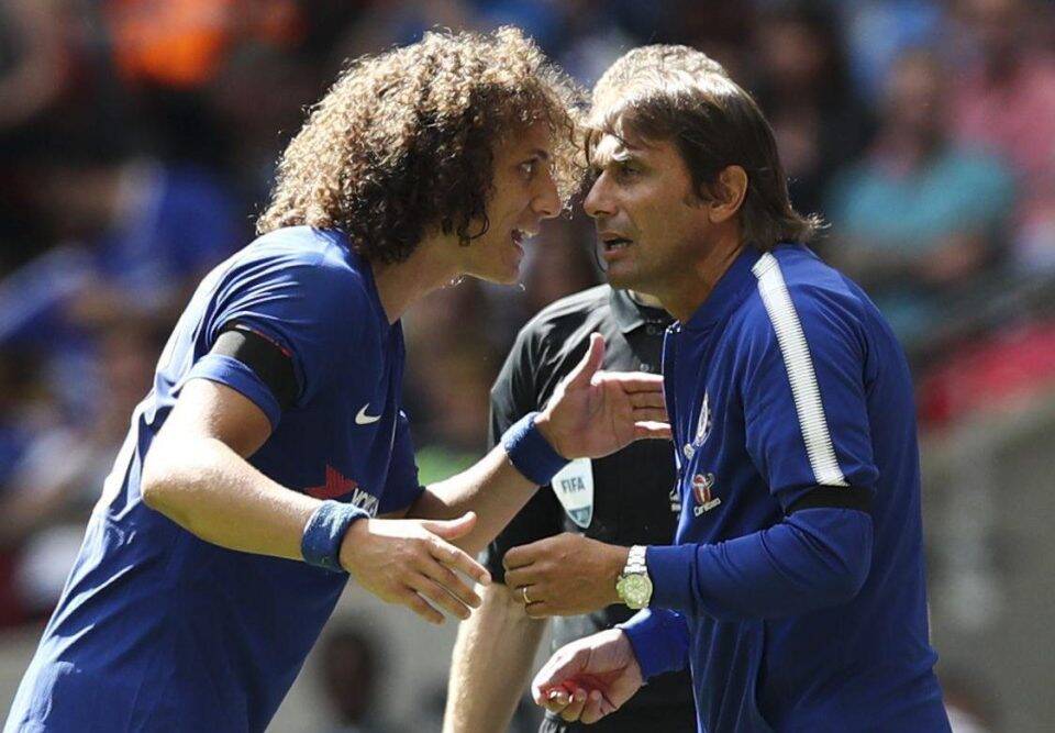 Zagueiro David Luiz e o técnico Antonio Conte não estão se entendendo no Chelsea
