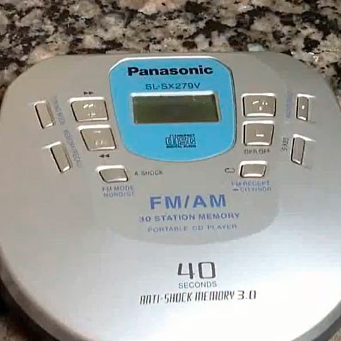 Esses aparelhos pequenos aí se chamam discman e serviam para ouvir música, mas também tinha uma limitação física. Hoje em dia, tem aplicativos para isso, além do youtube.  Reprodução: Flipar