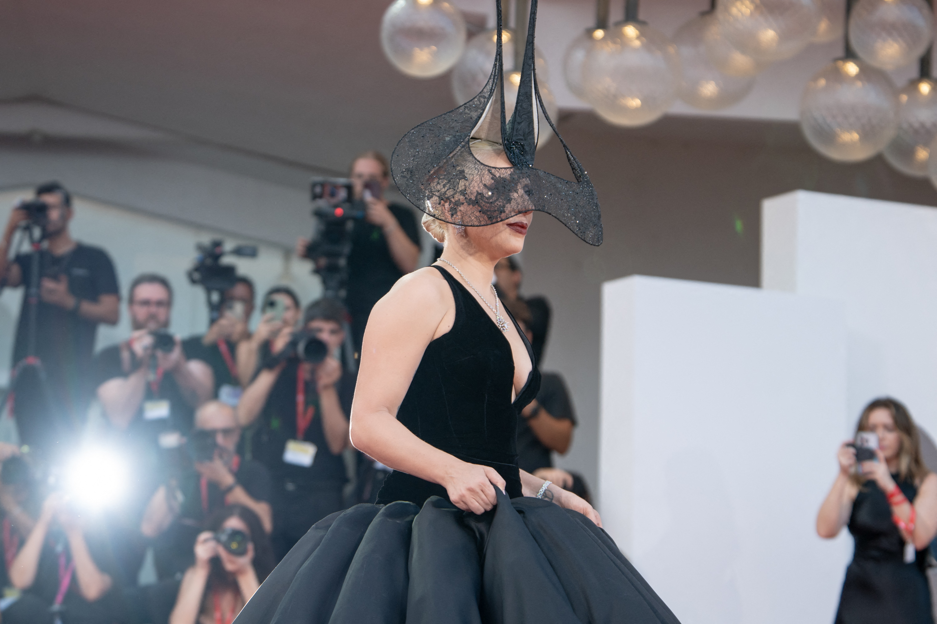 'Chapéu diferentão' chamou atenção no look de Lady Gaga Foto: Luca Carlino/AFP