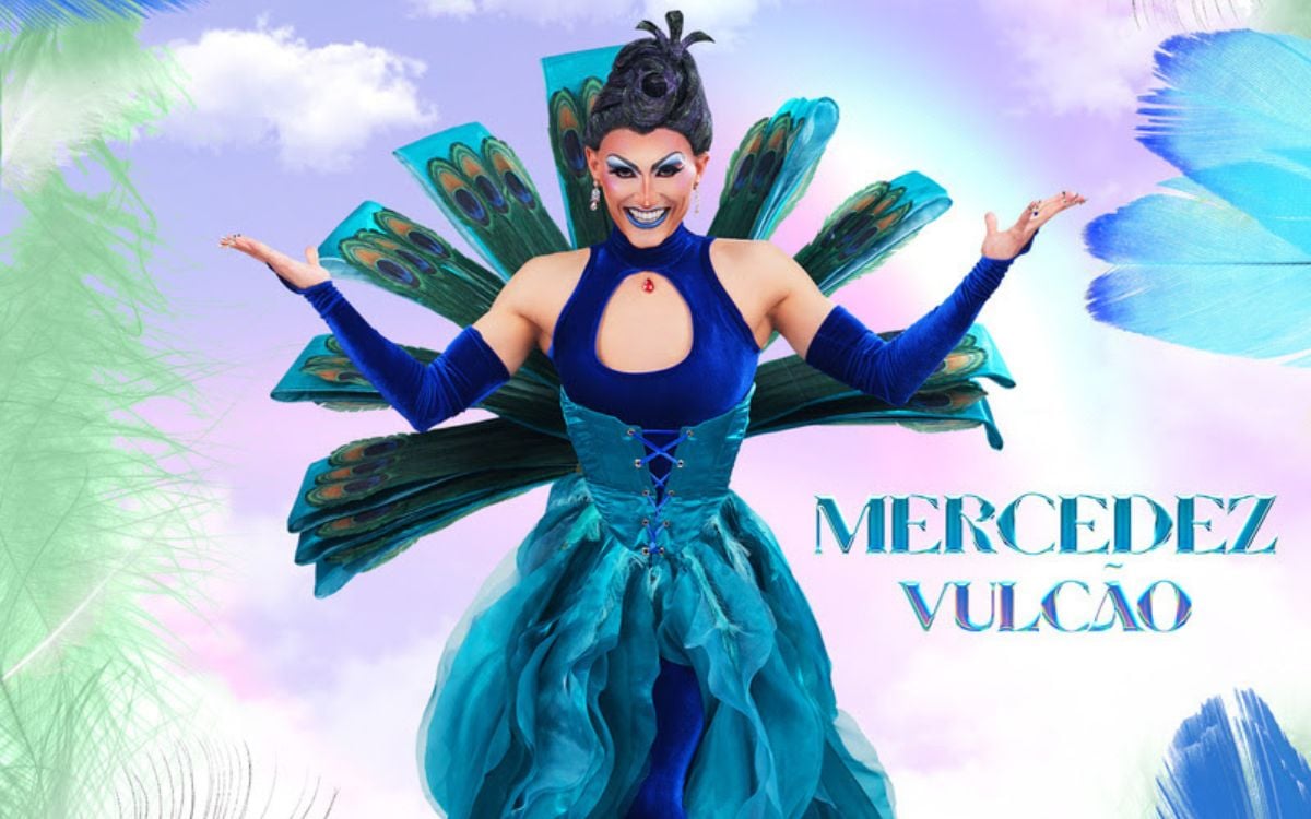 Mercedez Vulcão é uma potência teatral da cena drag brasileira. Antes de se tornar drag, Pedro Machitte atuou por anos no teatro mas nunca se encaixou nos padrões de masculinidade que eram impostos socialmente, pois sempre se enxergava nas personagens femininas. Em 2015, ao entrar no universo drag, encontrou sua tão sonhada liberdade de expressar e aflorar esse lado mais feminino, o que o permitiu romper essas barreiras de gênero.

Desde então, Mercedez brilhou em produções como Café com Trauma, Bom Dia Drag Queen e Rei Lear, provando que a arte drag pode dialogar inclusive com Shakespeare. Nessas apresentações no Sesc Consolação, o sucesso do momento trouxe novas leituras para esse clássico. Com um estilo mais refinado e imprevisível, alterou suas performances entre baladas emocionais e hits latinos animados. Considerada uma lipsync assassin, é movida por comédia, improviso e um intenso drama.

Inspirada pelos filmes de Almodóvar, moldou sua estética e nome drag com referências à paixão, exagero e emoção. Mercedez é pura arte em movimento.. Foto: Divulgação
