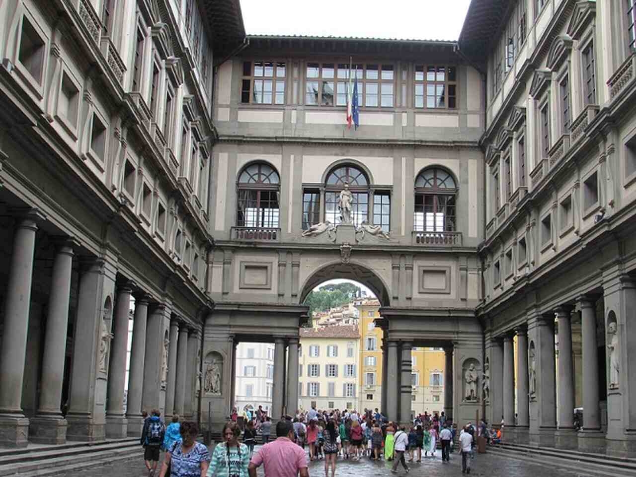 Galeria Uffizi (1560-1581): Um dos museus mais importantes do mundo, com uma vasta coleção de arte renascentista, incluindo obras de Leonardo da Vinci, Botticelli e Michelangelo Reprodução: Flipar