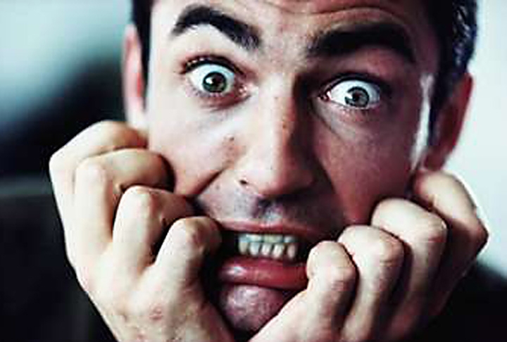 Irritabilidade e alterações de humor: oscilações de humor, explosões de raiva e impaciência frequente. Reprodução: Flipar