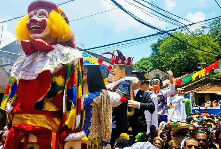 O cortejo do Encontro dos Bonecos Gigantes acontece há 35 anos. Ele sai do Largo de Guadalupe, onde ocorre a concentração, e se arrasta pelas ladeiras de Olinda. Reprodução: Flipar