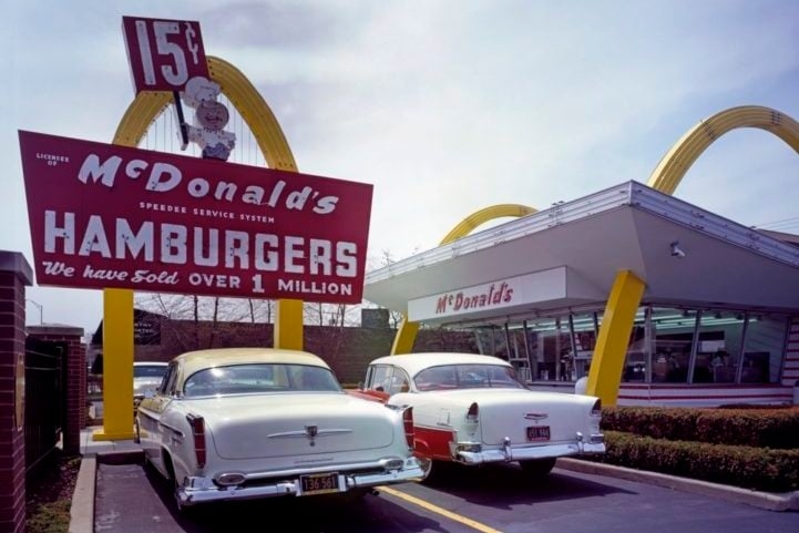 Em 1954, Ray Kroc, um vendedor de máquinas de milk-shake, viu o potencial do restaurante dos irmãos McDonald e propôs a ideia de expandir a franquia. Reprodução: Flipar