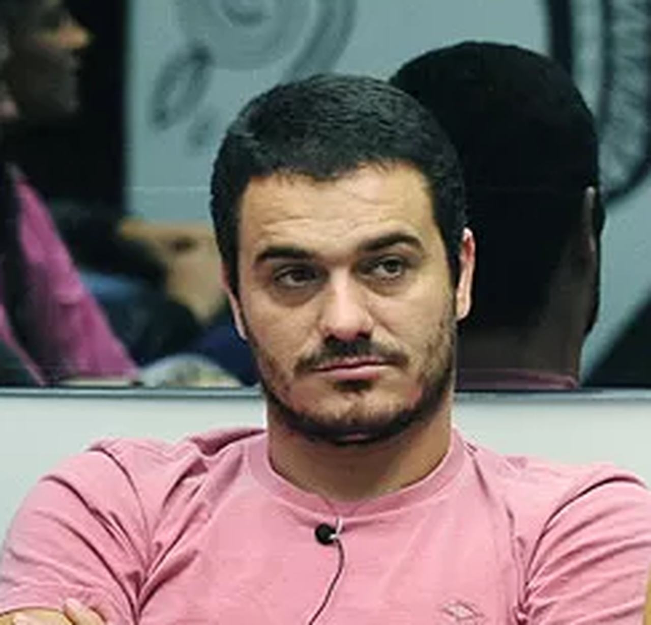 Rafa foi considerado desleal, mentiroso e briguento pelos integrantes da casa. Mas o grande motivo de rejeição foi ter falado que tinha namorada fora da casa e mesmo assim ter se relacionado com Renata durante o confinamento. Reprodução: Flipar