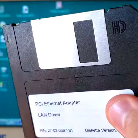 Ainda na parte de tecnologia dos anos 90, havia os disquetes. Era um disco de armazenamento, que com o avan&ccedil;o da tecnologia acabou sendo substitu&iacute;do por dispositivos como o pendrive.  Reprodu&ccedil;&atilde;o: Flipar