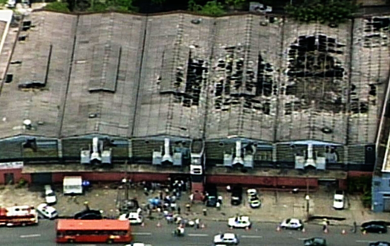 Em 24/11/2001, o Canecão Mineiro pegou fogo, deixando 7 mortos e 197 feridos. A boate não tinha alvará nem proteção contra incêndio, que começou quando um músico acendeu um sinalizador.   Reprodução: Flipar