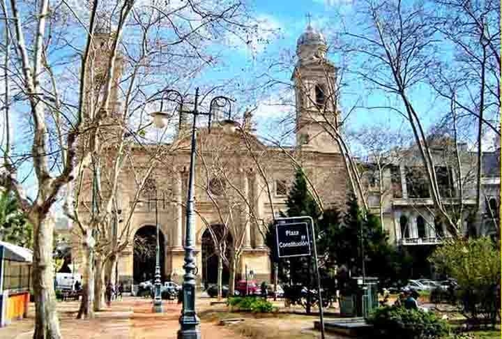 A Praça Constituição é a mais antiga da capital uruguaia, Montevidéu, situada no centro do bairro histórico da Cidade Velha. É conhecida popularmente como Praça Matriz (Plaza Matriz) por localizar-se em frente à Catedral Metropolitana de Montevidéu Reprodução: Flipar