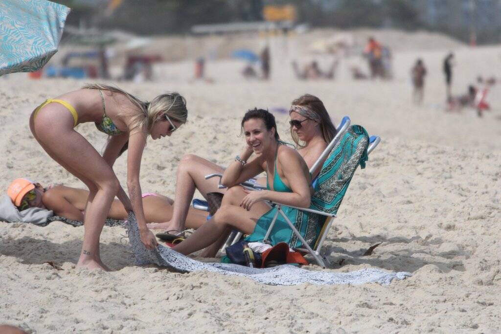 Bárbara Evans curte praia com amigos nesta segunda-feira (01) AgNews