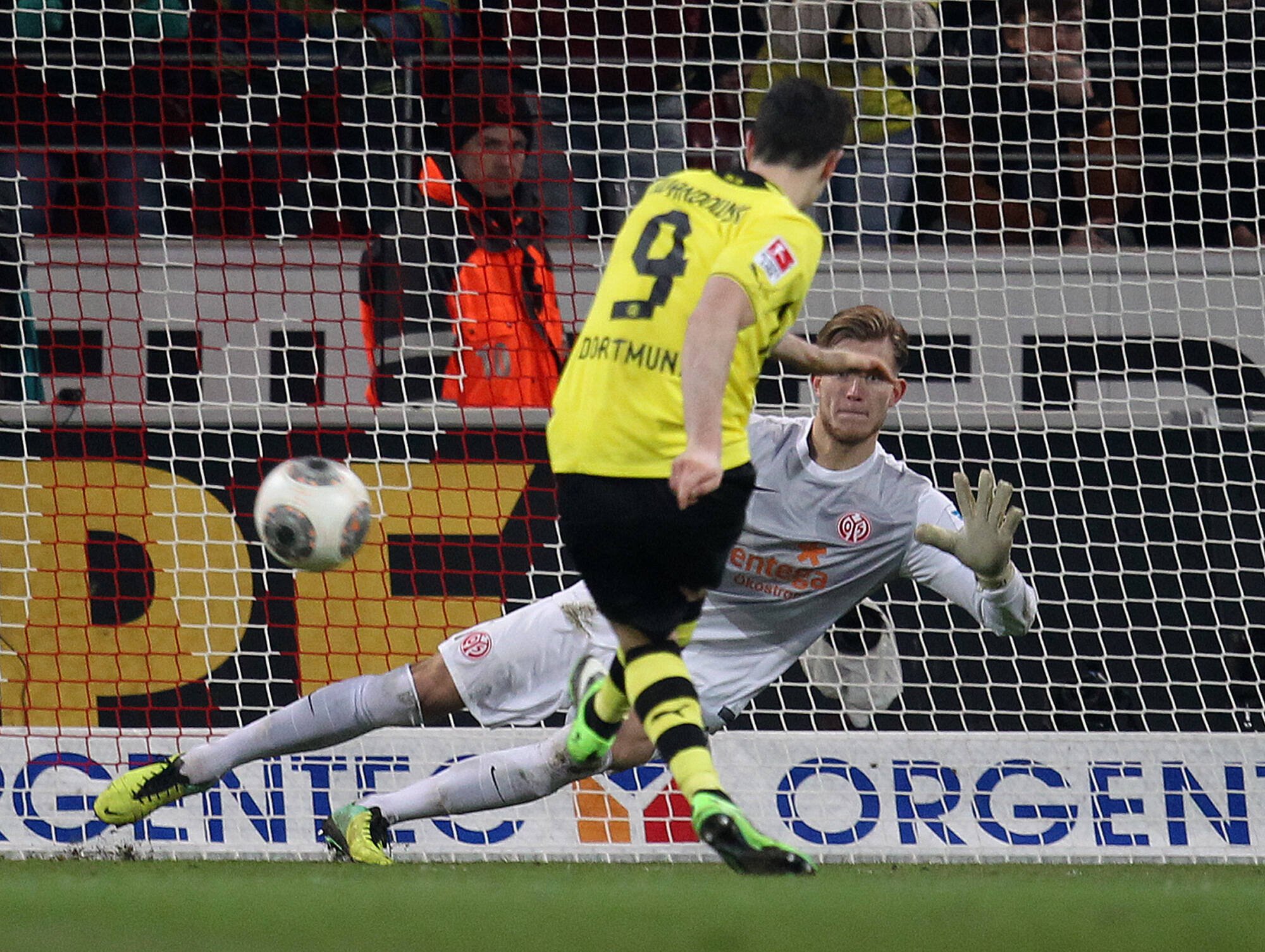 Lewandowsky marcou duas vezes de pênalti e comandou vitória por 3 a 1 do Borussia Dortmund sobre o Mainz. Foto: AP