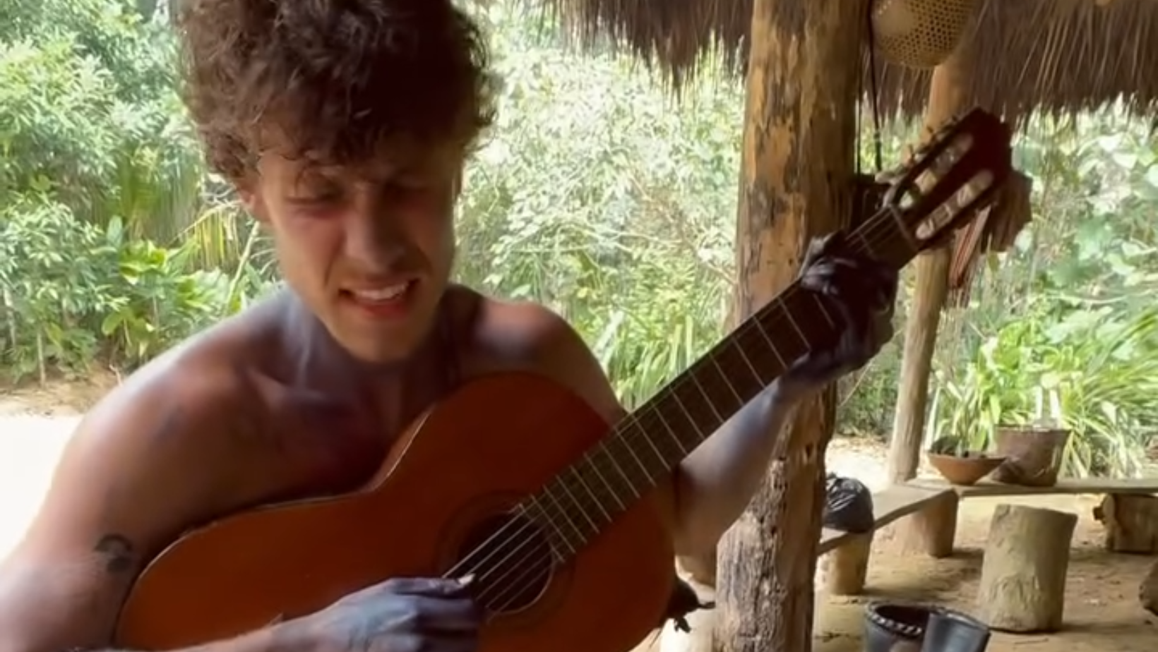 Shawn Mendes toca violão e canta. Foto: Reprodução/ Instagram @shawnmendes