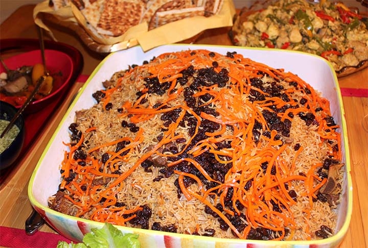 Qabili Palau: iguaria do Afeganistão, variante do arroz pilaf, feita com carne de cordeiro, arroz basmati e uvas-passas. É temperado com especiarias, como cominho, canela e açafrão.  Reprodução: Flipar