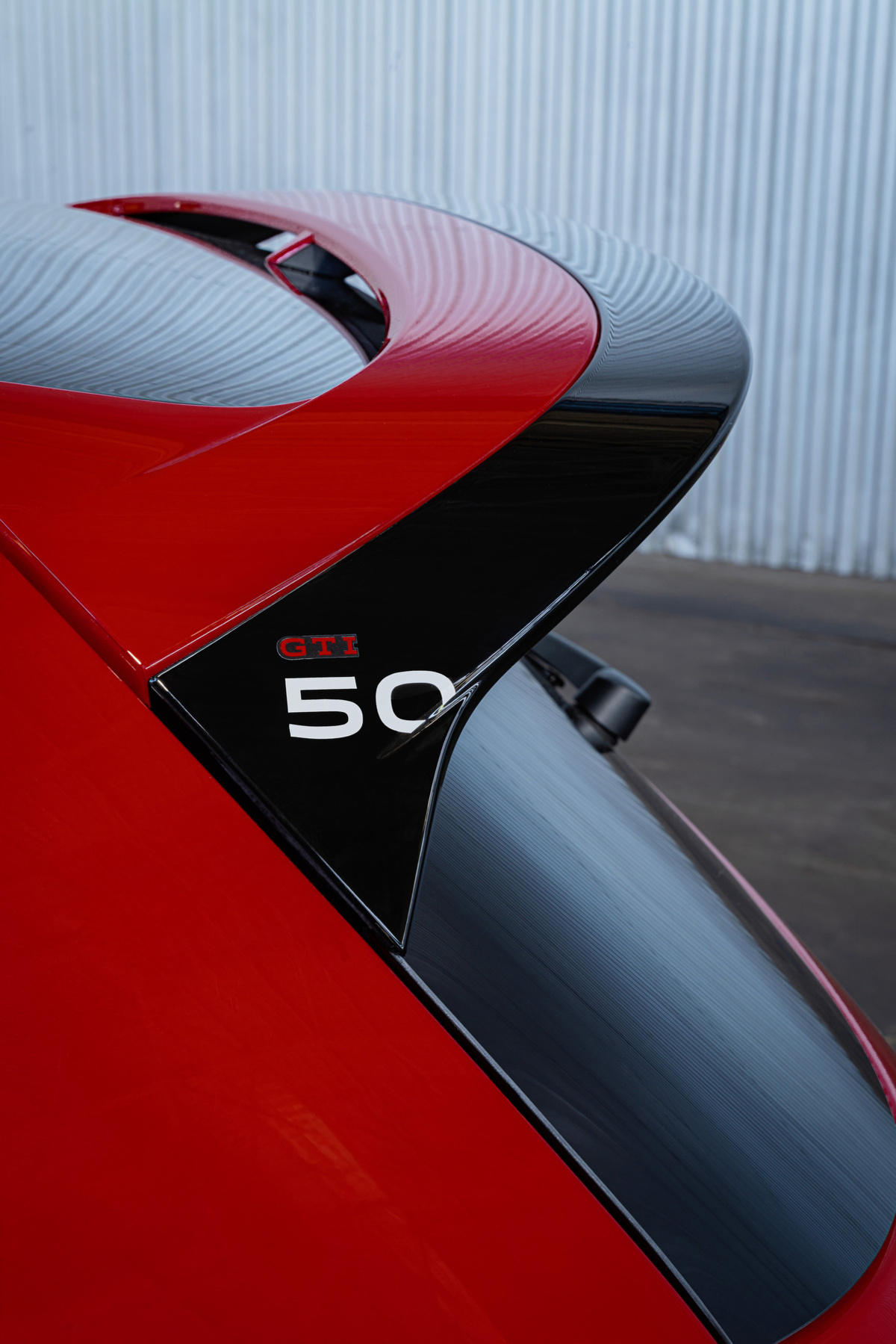 Spoiler traseiro do VW Golf GTI Edition 50. Foto: Volkswagen/Divulgação