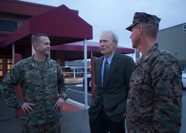 Em 1950, Eastwood foi chamado pelo exército americano para ir para a Guerra da Coreia, mas, depois que seu avião sofreu uma queda, ele ficou gravemente ferido e precisou passar seis meses prestando depoimentos sobre o acidente. Reprodução: Flipar