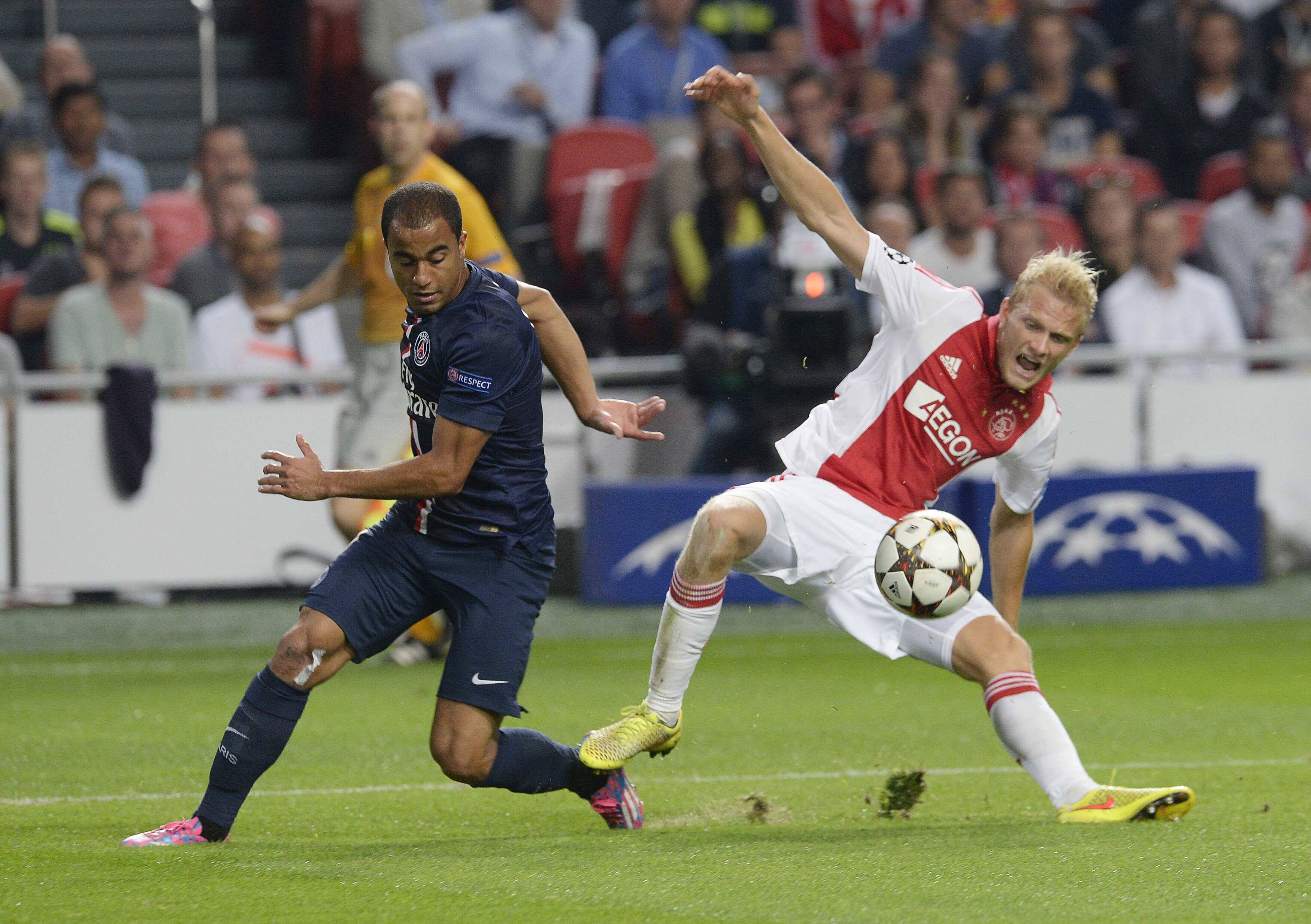Lucas em ação contra o Ajax
