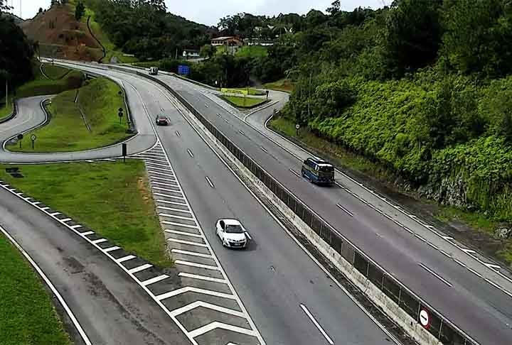 SP-099, de São José dos Campos a Caraguatatuba (SP) - 
Conhecida como Rodovia dos Tamoios, tem 82 km entre São José dos Campos e Caraguatatuba. A estrada é administrada pela Concessionária Tamoios, que é responsável pela operação, manutenção e ampliação da rodovia.
 Reprodução: Flipar