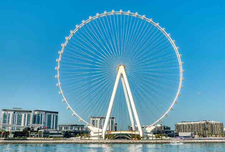  Dubai Eye (Dubai) É a maior roda-gigante do mundo, com 210 metros. Inspirada na London Eye, de Londres, tem quase 50 metros a mais que a segunda colocada. Inaugurada em 2021 em um centro de compras e entretenimento com lojas e restaurantes, tem vista para o Golfo Pérsico. Reprodução: Flipar