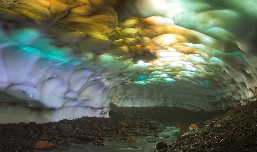  Caverna de Gelo Kamchatka (Rússia) - Tem 1 km de extensão e fica perto do Vulcão Mutnovsky. A erosão é feita pelas águas de um rio. A incidência de luz solar em alguns trechos e a iluminação de sinalizadores dos visitantes intensificam o efeito, formando paisagens que parecem de outro planeta. 