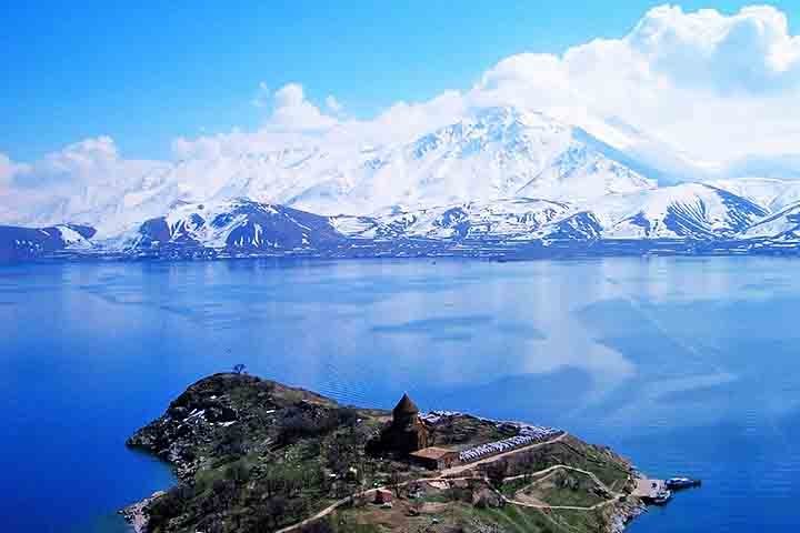 O Lago Van (Turquia) cobre 3.755 km² e tem profundidade máxima de 450 m. Maior lago da Turquia, é salgado e altamente alcalino, além de abrigar antigas igrejas armênias em suas ilhas.
 Reprodução: Flipar