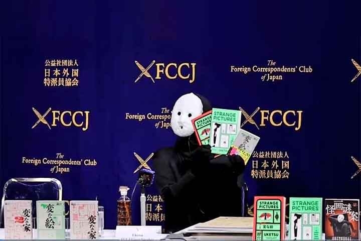 Protegido por uma máscara de papel-machê e uma voz distorcida, ele afirma que apenas cerca de 30 pessoas conhecem sua identidade verdadeira.
 Reprodução: Flipar