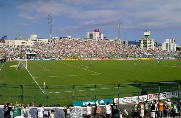 Figueirense 6 x 0  Paysandu, pela 40ª rodada do Campeonato Brasileiro de 2003, no Estádio Orlando Scarpelli, em Florianópolis (SC) - Gols: Cléber, William Fabro, Fernandinho, Edmílson e Sandro Gaúcho (FIG). - Foto: Alessandra A./Figueirense - Foto: Alessandra A./Figueirense