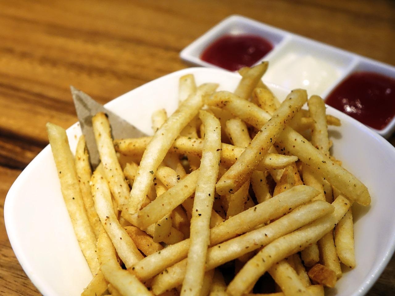 A mandioca também é consumida em sua forma cozida ou frita, sendo uma opção saborosa de acompanhamento, muito similar à batata. Os chips de mandioca e a mandioca frita são petiscos populares, conhecidos por sua crocância e sabor único. Além disso, ela pode ser usada para fazer purês. Reprodução: Flipar