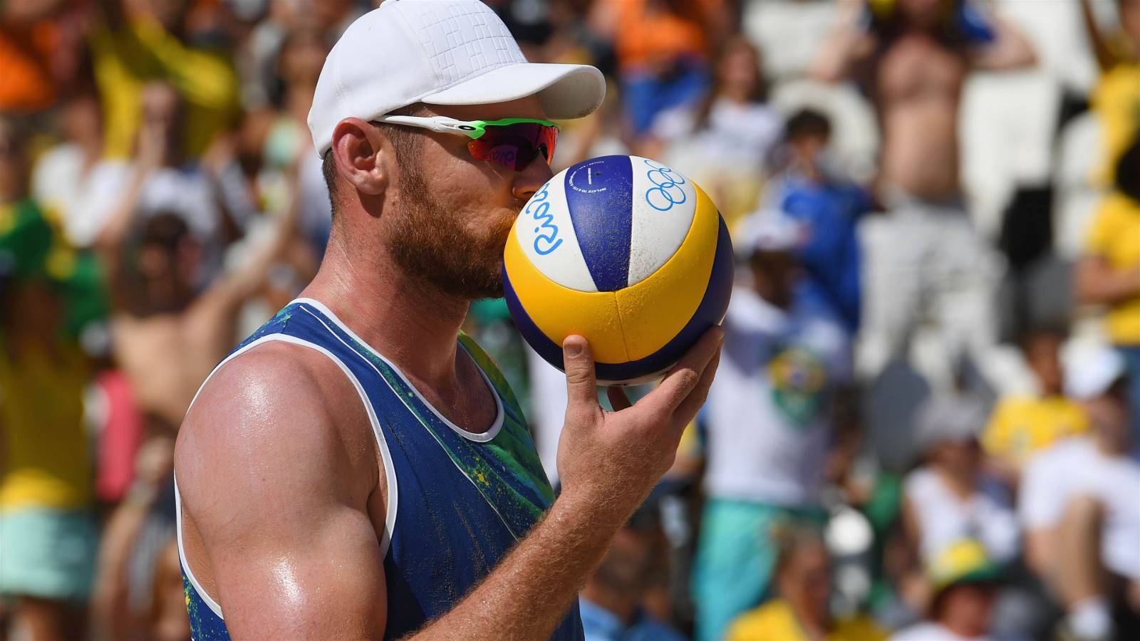 Alison Cerutti beija a bola ante do saque. Foto: Reprodução/Rio2016