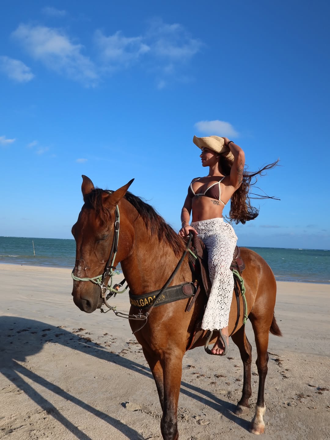 Tainá Militão na praia . Foto: Reprodução/ Instagram @tainamilitao