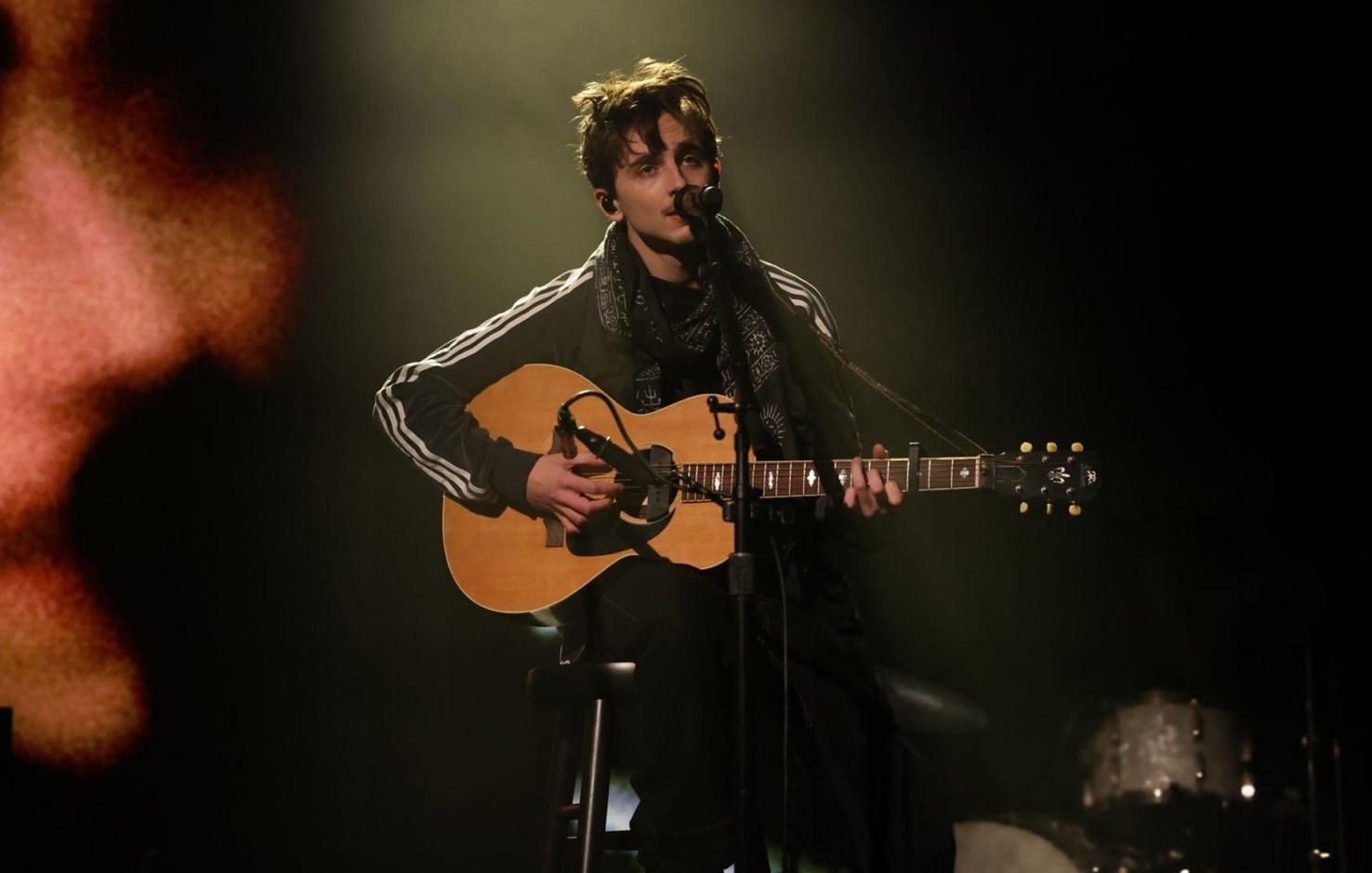 Em janeiro, Timothée Chalamet já havia exibido ao vivo seu talento vocal ao interpretar três músicas de Bob Dylan no Saturday Night Live. 
 Reprodução: Flipar