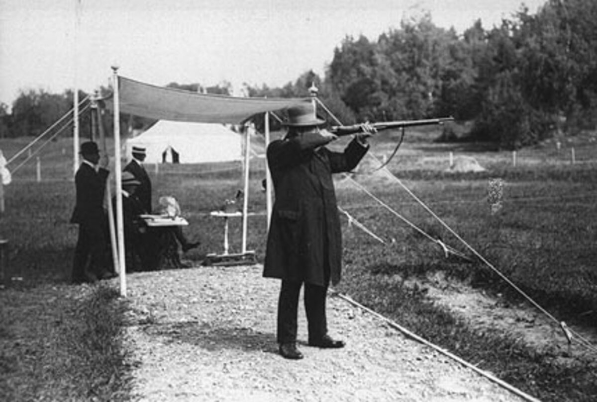 O tiro ao pombo também esteve presente em quatro outras edições, entre 1908 e 1924, mas com os animais reais sendo substituídos por versões de argila.  Reprodução: Flipar