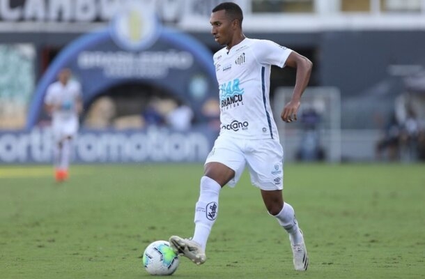 LUCAS BRAGA - Pouco participativo no apoio, não conseguiu ser uma arma ofensiva para o Peixe. Na defesa, não coibiu o lançamento que resultou no segundo gol do Athletico - NOTA: 5,0. Foto: Pedro Ernesto Guerra Azevedo/Santos FC