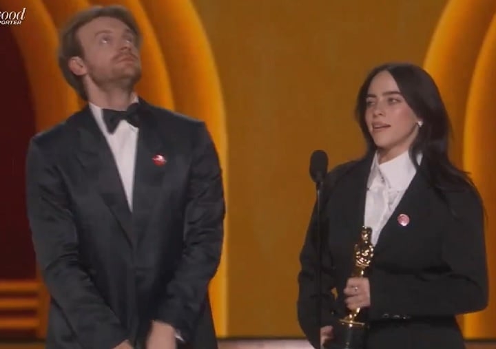 A cantora Billie Eilish fez história no último domingo (10/03) ao se tornar a artista mais jovem a conquistar dois Oscars.  Reprodução: Flipar