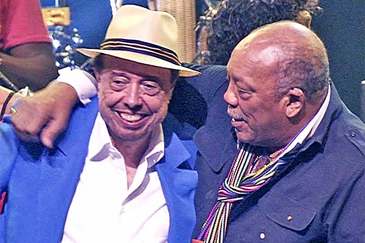Em sua longa e exitosa trajetória, Sergio Mendes lançou 35 álbuns. O primeiro disco marcante foi “Você ainda não ouviu nada”, de 1964. “Não sou profeta, mas creio que este disco, produto de muito trabalho e amor, abra novos caminhos no panorama da nossa música”, escreveu Tom Jobim na contracapa do álbum. Na foto, o brasileiro está ao lado de Quincy Jones, lendário produtor e arranjador morto em 2024.

 Reprodução: Flipar